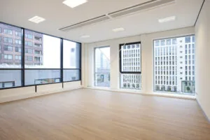 Licht en modern kantoorpand aan de De Boelelaan met grote ramen en uitzicht op omliggende gebouwen.